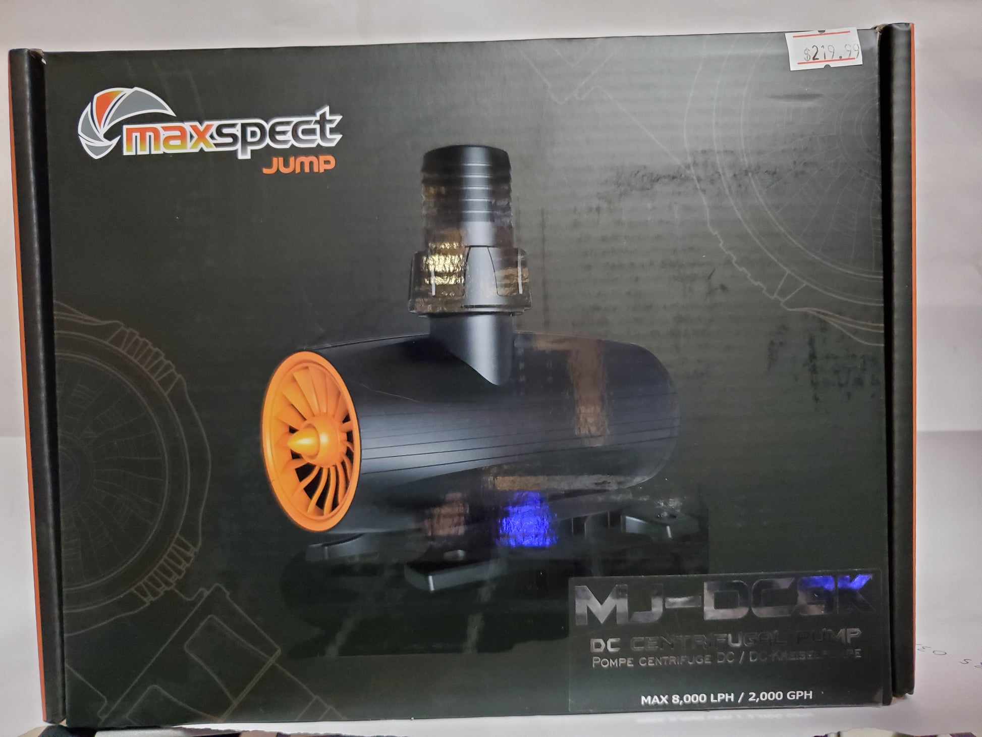 Packaging box for Maxspect Jump Pump DC 8K, showing the pump in front of the box with orange and black colors, and product details.